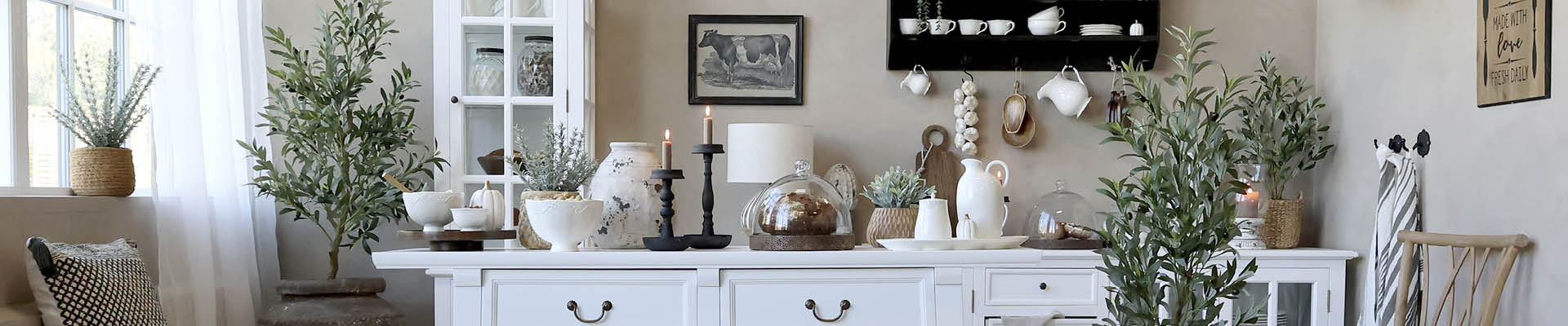 Leverandør af fransk boliginteriør og brugskunst til hele verden Chic Antique er romantisk og rustik fransk landstil til din indretning, der forhandles i butikker i mere end 55 lande.  Chic Antique blev grundlagt i 2005 af indehaver Bente Kienast, og vores design og stil udspringer af Bente’s passion for smukke franske loppefund. Chic  Antique er indbegrebet af fransk landstil med et rustikt udtryk kombineret med fine detaljer og en hel del fransk romantik og charme.
